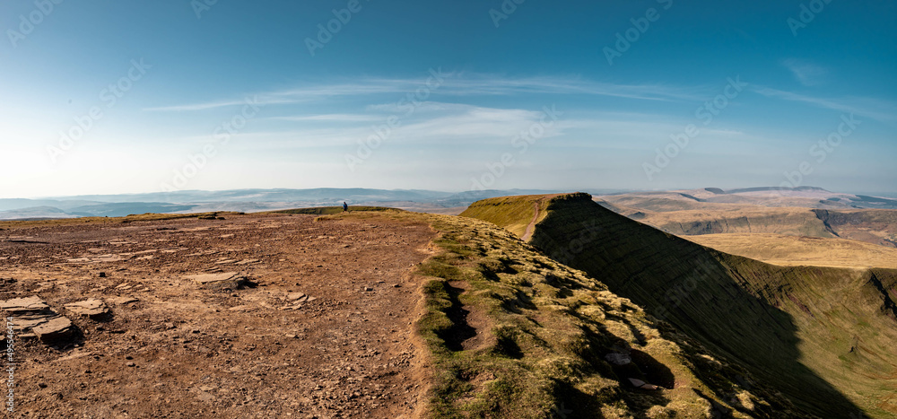 View of corn du from pen y fan during spring 2022, south wales brecon beacons - obrazy, fototapety, plakaty 