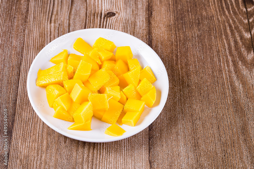 plate with pieces of mango on the table, close-up plate with pieces of mango on the table, close-up