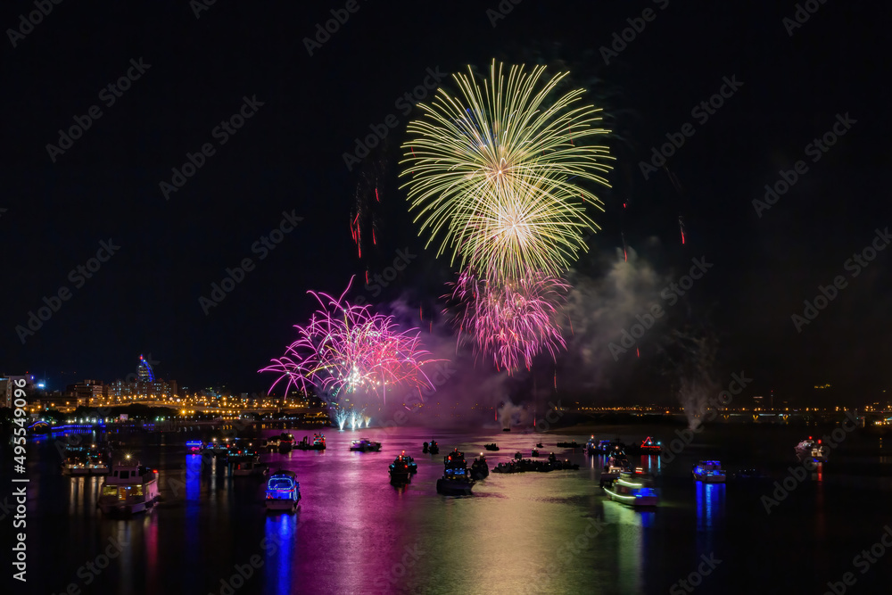 Obraz premium Night view of the Dadaocheng Fireworks Festival