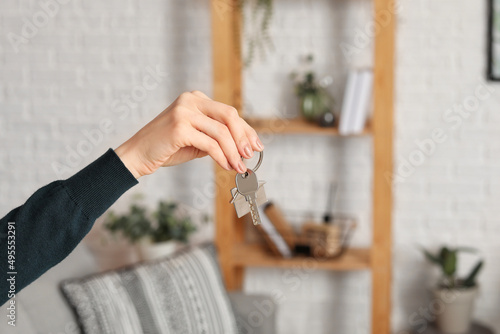 Hand of woman holding key f...