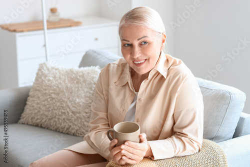 Mature woman drinking hot t...