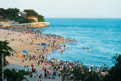 Crowded beach in summer © xy