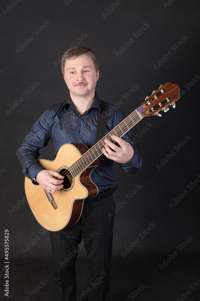 Obraz premium man playing a guitar