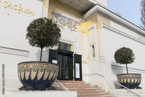 Foto Facade of the famous Secession Building with golden dome in Vienna, Austria