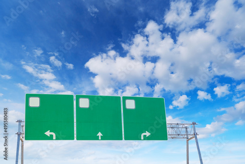фотографія Blank green highway road sign on sky background