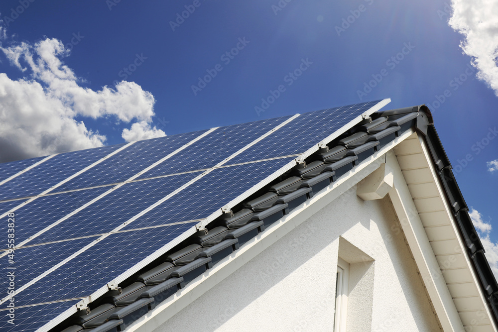 Fototapeta premium Einfamilienhaus mit Solaranlage bzw. Photovoltaikanlage