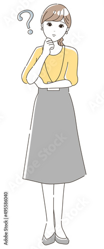 疑問に思うカジュアルな女性オフィススタッフ（全身）