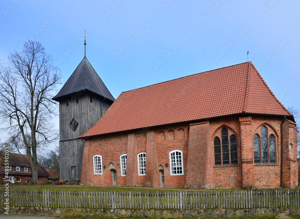 Historische Kirche im Dorf Müden, Niedersachsen