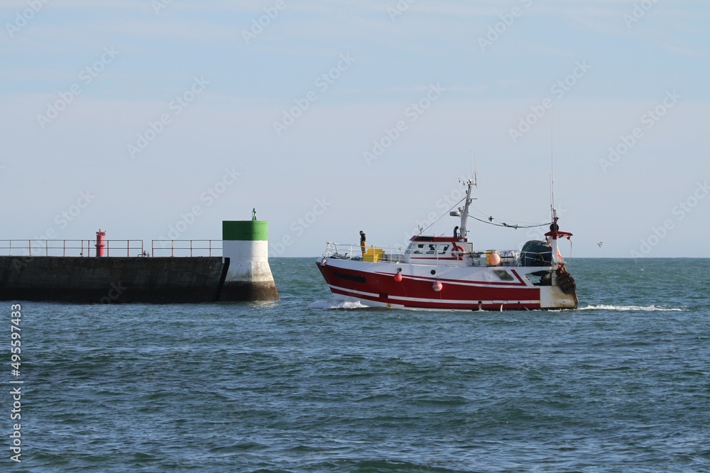 Fototapeta premium chalutier rentrant au port. Guilvinec, Bretagne