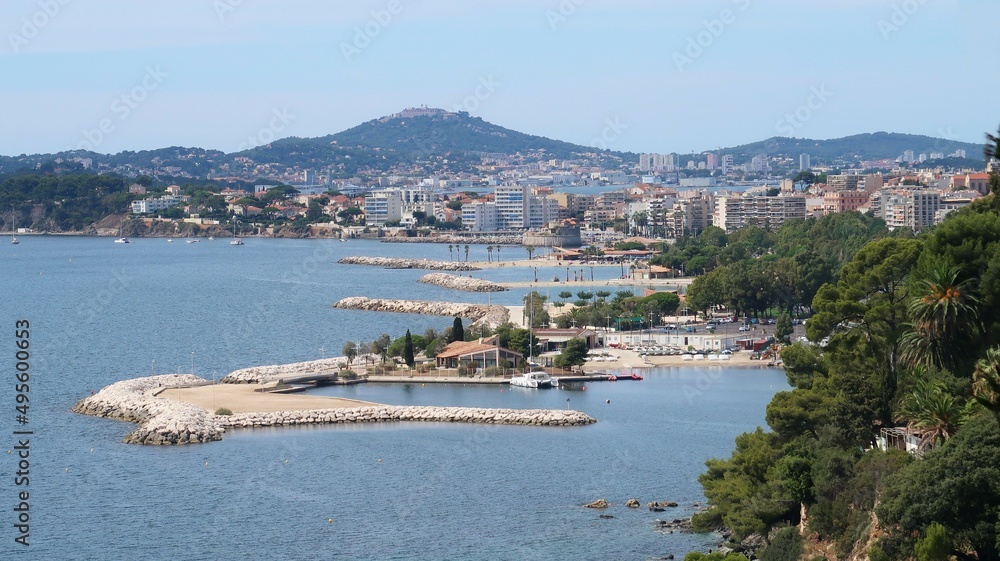 Panorama sur la mer Méditerranée, la côte et les plages du Mourillon dans la ville de Toulon, dans le Var (France) Panorama sur la mer Méditerranée, la côte et les plages du Mourillon dans la ville de Toulon, dans le Var (France)