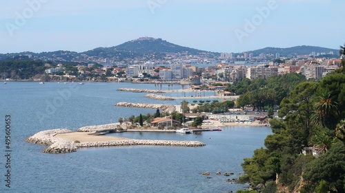 Panorama sur la mer Méditerranée, la côte et les plages du Mourillon dans la ville de Toulon, dans le Var (France)