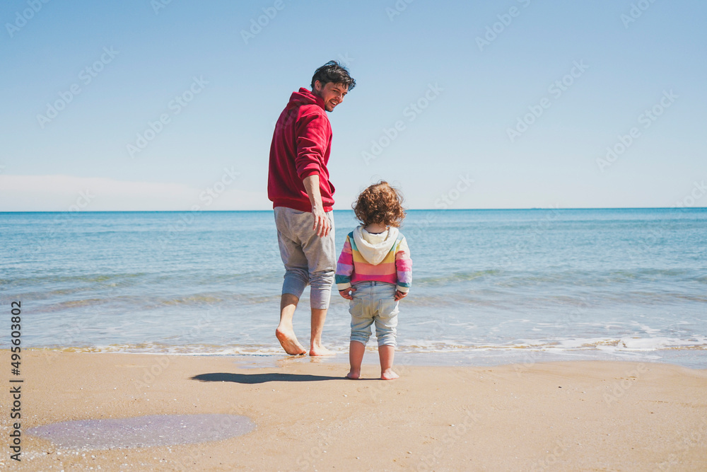 Young single dad take his little daughter to discover the sea