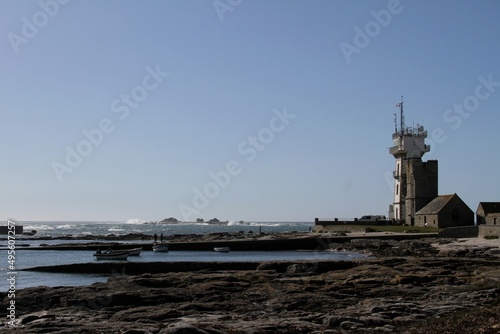 la côte rocheuse et le sémaphore à Penmarc'h en Bretagne