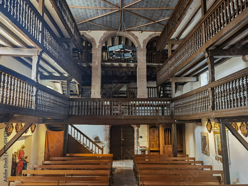 Interior e coro da Igreja de Nossa Senhora da Assunção em Louhossoa no País Basco