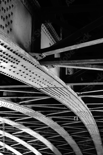 Structure en acier d'un pont de Lyon, en noir et blanc