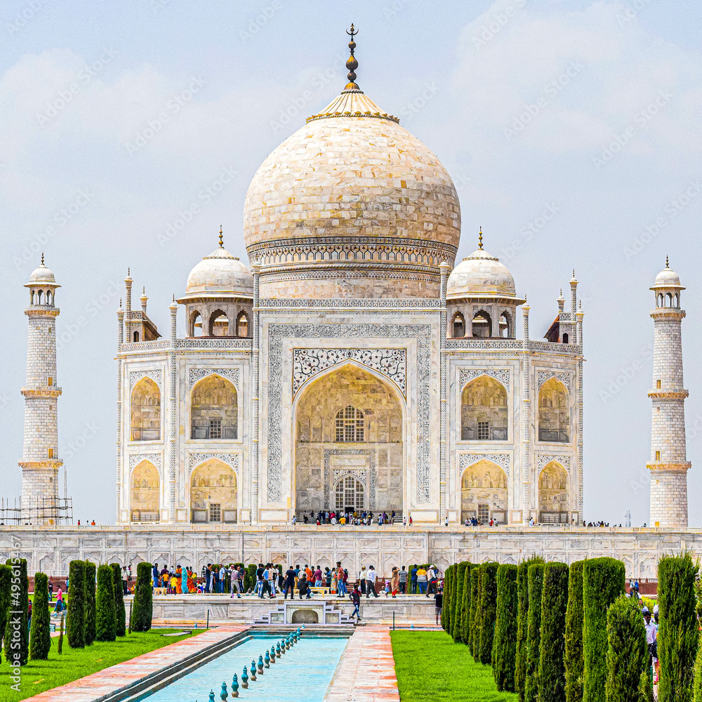 Obraz premium The Taj Mahal is an ivory-white marble mausoleum on the south bank of the Yamuna river in the Indian city of Agra, Uttar Pradesh, Taj Mahal, Agra, Uttar Pradesh, India, sunny day view