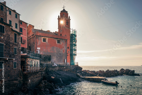 Φωτογραφία sunrise at the church by the sea in tellaro