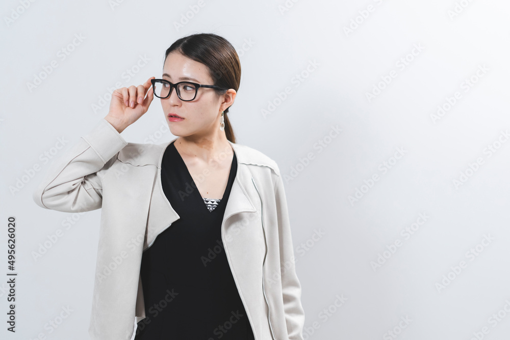 眼鏡をかけたクールなビジネスウーマン 眼鏡をかけたクールなビジネスウーマン