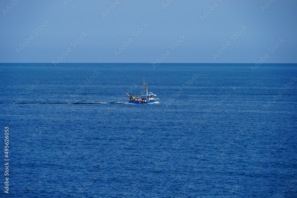 Bateau de pêche qui navigue en mer Bateau de pêche qui navigue en mer