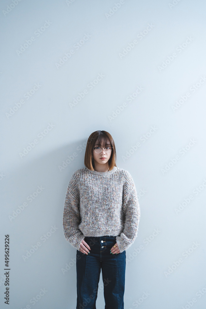 眼鏡をかけた若い女性 眼鏡をかけた若い女性