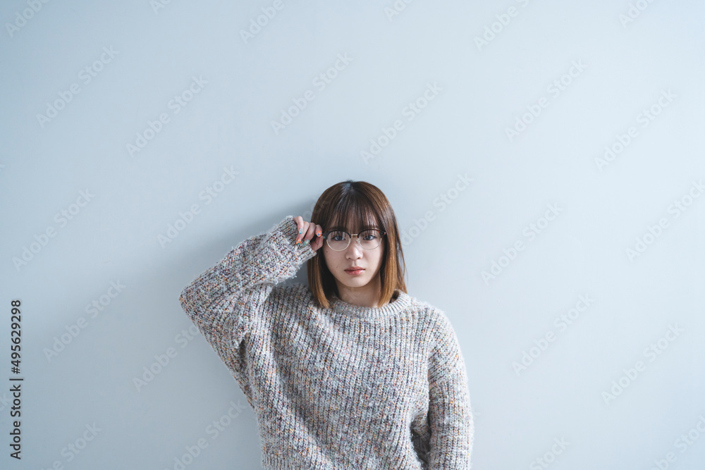 眼鏡をかけた若い女性 眼鏡をかけた若い女性