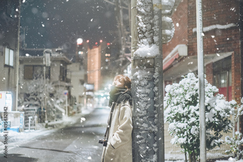 電柱柱に積もった雪と女性