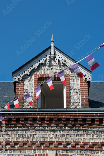 Verzierte Dachgaube mit französischen Flaggen in Yport, Département Seine-Maritime in der Region Normandie. 