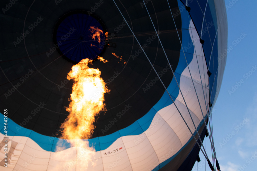 Obraz premium Flame inflating hot air balloon