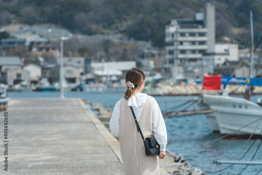 海の街にいる女性 海の街にいる女性
