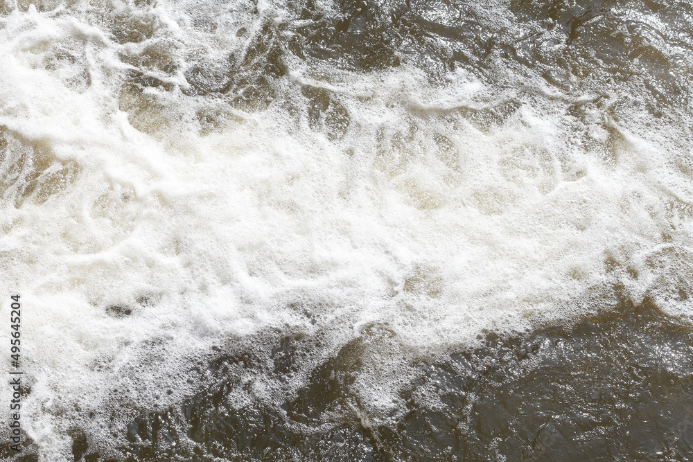 Schäumendes Wasser in einem Fluss Schäumendes Wasser in einem Fluss