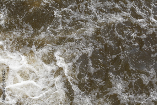 Schäumendes Wasser in einem Fluss
