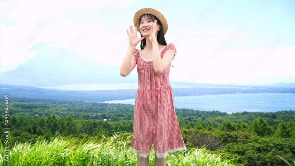 やまびこをする女性 やまびこをする女性