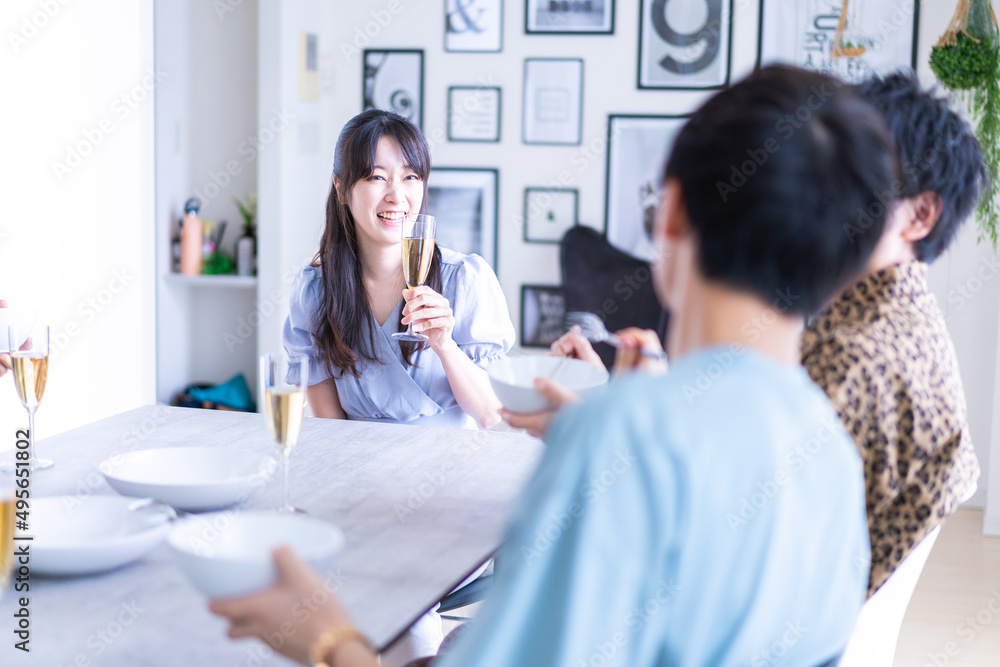 Obraz premium みんなで食事をする若い男女