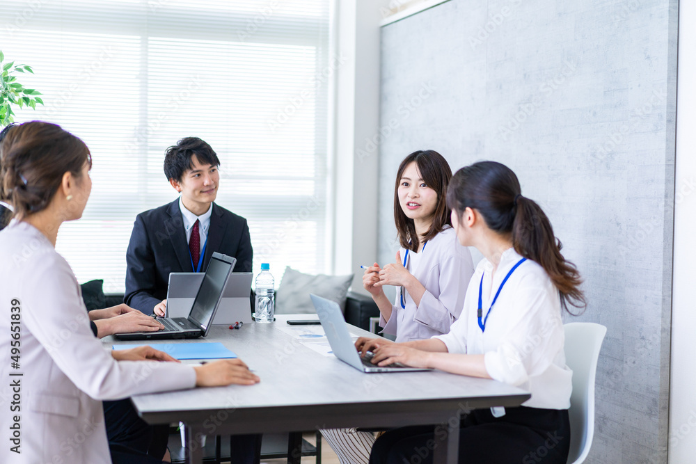 綺麗なオフィスで働く若い会社員 綺麗なオフィスで働く若い会社員