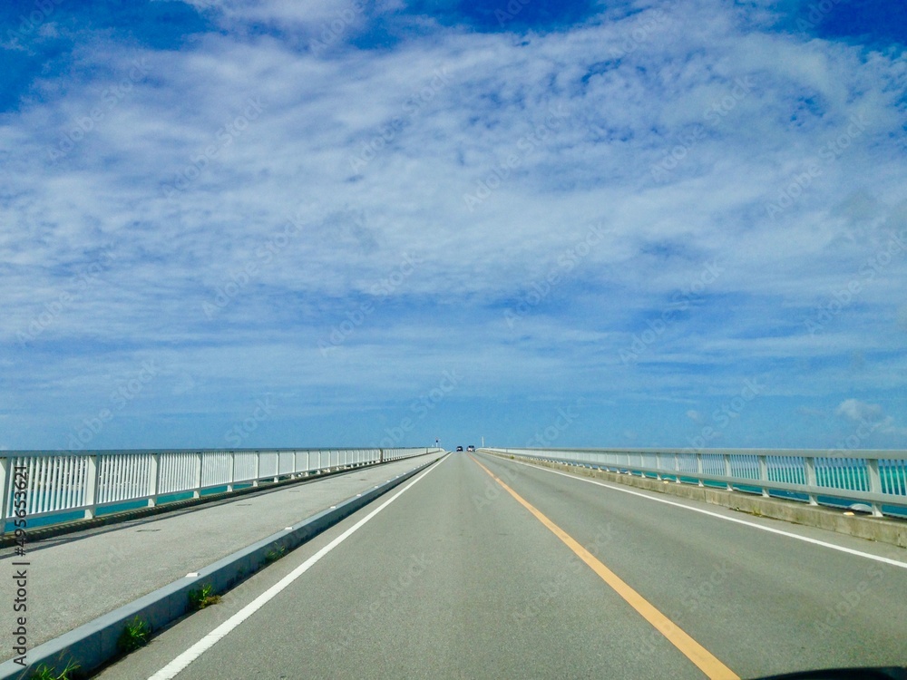 沖縄の橋と広い空　パースのついた風景