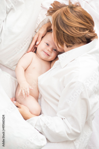 karmienie piersią - rodzicielstwo bliskości - mama z synkiem niemowlakiem 