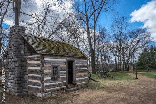 Fotografija Small wooden cottage with the cannons