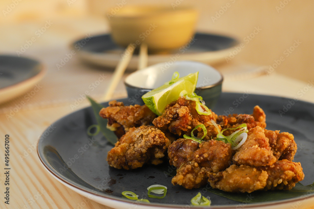 Fototapeta premium Pollo empanado en restaurante