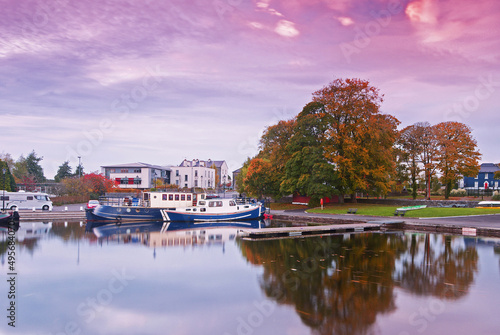 Tableau sur toile Scenic view of the calm coast in the Shannon town, Couty Leitrim, Ireland during
