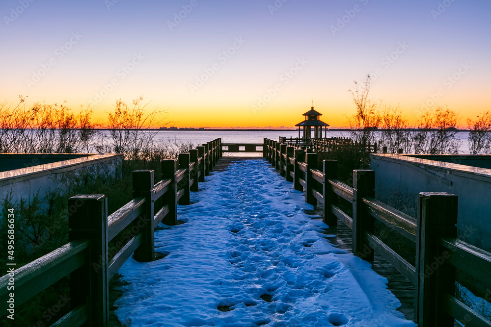 Obraz premium Wooden pavilions by the sea at sunrise in the morning, Sunrise by the sea