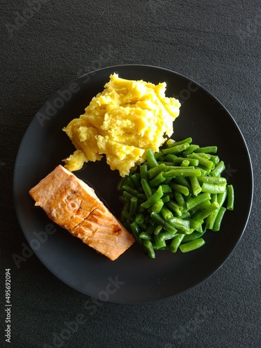 zbilansowany domowy obiad, smaczny i zdrowy © katherine_gee