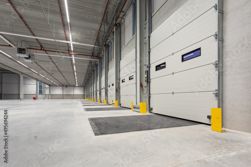 Slika na platnu Interior of a new empty warehouse with loading docks ready to be used