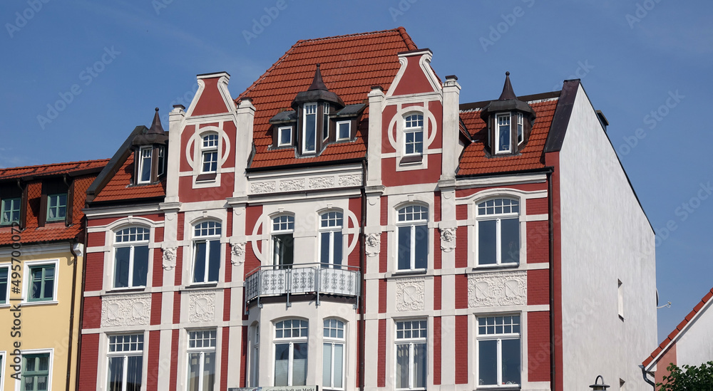 Fototapeta premium Gebäude am Marktplatz in Bergen auf Rügen