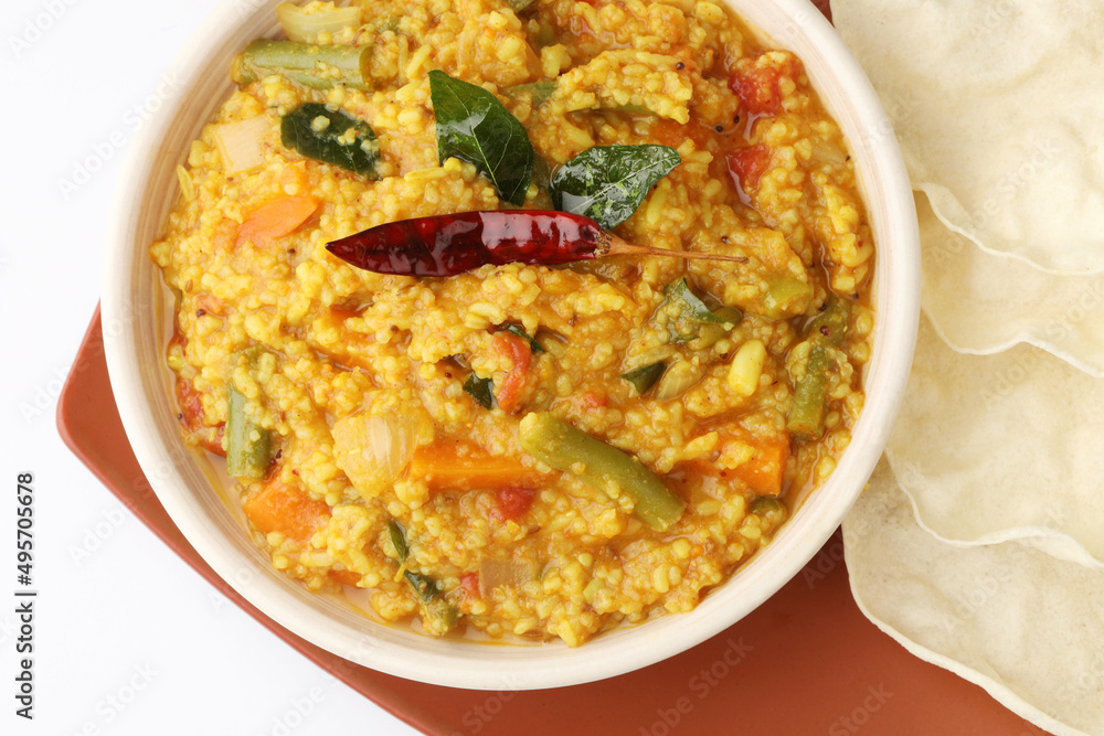 Foto de South Indian traditional vegetarian rice dish, bisi bele bath ...