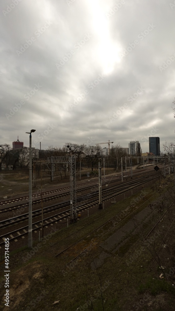 TORY KOLEJOWE W POCHMURNY DZIEŃ TORY KOLEJOWE W POCHMURNY DZIEŃ