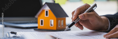 Foto Real estate agent working sign agreement document contract for home loan insuran