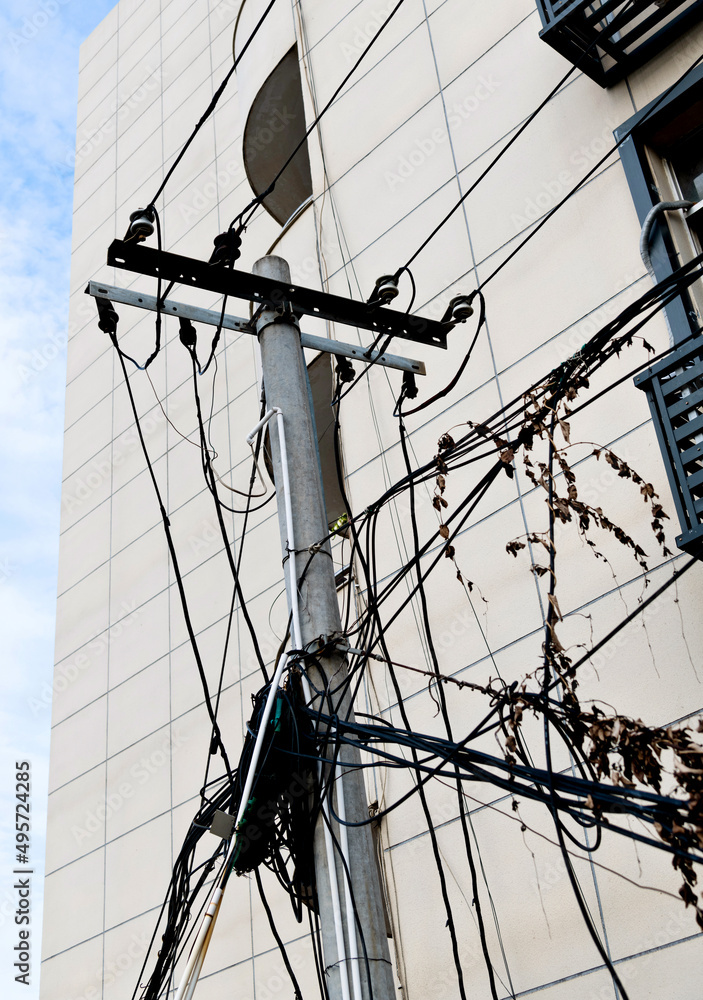 Obraz premium The chaos of cables on electric pole