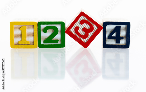 Tapety artystyczne 1234 toy blocks on white background