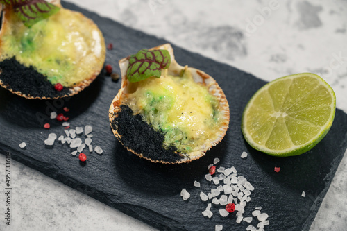 Delicacy roasted scallops w...