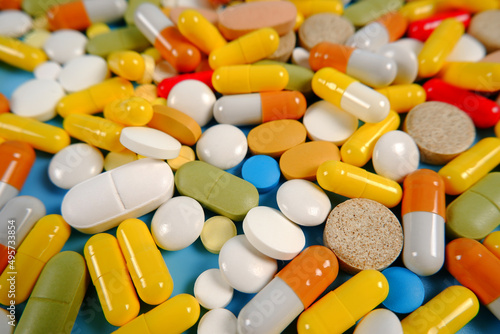 Carta da parati The background of tablets, capsules, tablets in a shell is multicolored